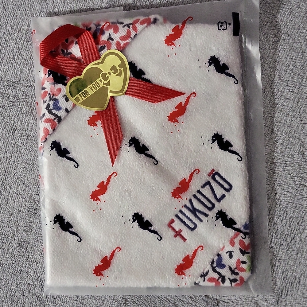 NWT 🎁 Japanese Gift Towel ~ New in Seahorse Wrapper